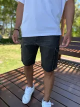 Bermuda de jean estilo cargo con bolsillos laterales con solapa y corte oversize.