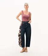 Blusa básica sin mangas marca Cortelle, confeccionada en poliamida, con escote cuadrado y tirantes medianos.