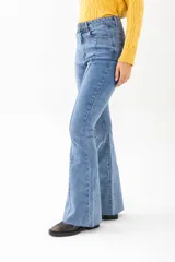 Jean de mujer color negro, tiro alto, de corte recto y largo completo.