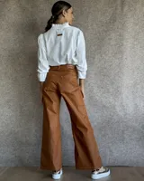 Pantalón de jean estilo wide leg con costuras verticales frontales, tiro alto y bolsillos laterales.