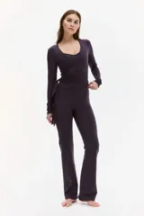 Top deportivo H&M Move de punto de modal suave, color marrón oscuro, con escote en V pronunciado, diseño cruzado y tiras para anudar en la cintura. De manga larga y corte ajustado.