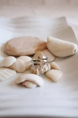 Anillo de alpaca plateada con diseño abierto y tres vueltas.