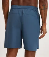 Bermuda deportiva masculina con cintura elástica y cordón de ajuste. Presenta bolsillos laterales y aberturas en el bajo para mayor movilidad.