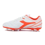 Championes de fútbol Diadora, color blanco con detalles en naranja.