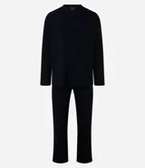 Conjunto de pijama largo negro, compuesto por remera de cuello redondo y pantalón con cintura elástica.