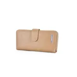 Billetera larga de diseño rectangular en color tostado, fabricada en símil cuero. Cuenta con una presilla con broche a presión en el frente y una placa metálica decorativa con inscripción. Dispone de un compartimento posterior con cierre metálico.
