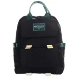 Mochila urbana de diseño moderno en color gris, con detalles en verde oscuro y tiras decorativas en amarillo brillante. Cuenta con compartimento principal, bolsillo frontal con solapa y parche decorativo con texto, además de asas superiores y correas ajustables.
