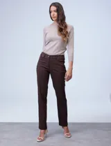 Pantalón de gabardina elastizada color beige, marca Zac & Rachel, corte slim, con pretina con pasadores, botón y cierre. Delantera con tres bolsillos y trasera con bolsillos ojal.