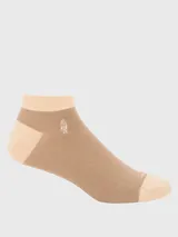 Calcetín corto tipo soquete de algodón, color beige con detalles en tono arena en talón, puntera y puño. Presenta el logo de la marca bordado en el lateral.