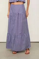 Falda larga de tiro alto con diseño escalonado de paños fruncidos, caída fluida y cierre lateral con cremallera. Presenta estampado de rayas.