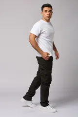 Pantalón cargo gris de gabardina con bolsillos laterales con fuelle y solapa, corte recto y tiro medio.