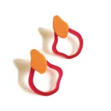Par de aros colgantes con diseño abstracto, con pieza superior color naranja y aro inferior color fucsia.