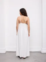 Vestido largo celeste con sutiles rayas verticales, de corte recto y holgado, con tirantes finos y escote en V.