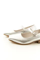Zapato Mary Jane de cuero negro con punta cuadrada y tira del empeine ajustable con hebilla metálica.