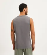Musculosa deportiva masculina de corte regular, color gris melange, con cuello redondo y detalle reflectante en la parte inferior.