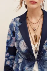 Saco de sastre azul marino con estampado floral en tonos celestes y rosados, con solapas y cierre frontal de un botón.