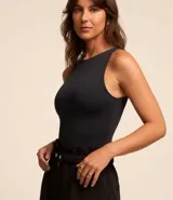 Body básico color rojo, con cuello halter, sin mangas y confeccionado en poliamida. Tiene forro en el busto.