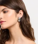 Aros botón medianos de metal plateado con efecto martillado y cierre con tornillo.