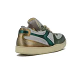 Championes urbanos Diadora de caña baja, con combinaciones de colores verde metálico, gris claro y detalles en marrón dorado. Presentan cordones color crema y suela envejecida.