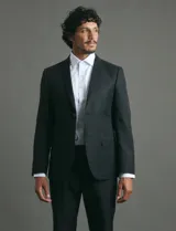 Traje de corte slim fit compuesto por saco de dos botones con silueta definida y solapas clásicas.