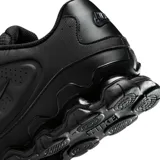 Championes Nike modelo Reax 8 SL, de color negro, con tecnología de amortiguación en el talón, perforaciones laterales para mayor transpirabilidad y diseño deportivo.