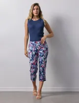 Pantalón capri de gabardina elastizada estampada, marca Zac & Rachel. Tiene pretina ancha elastizada.