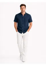 Camisa Arrow de manga corta y cuello con botones, color marrón, confeccionada en mezcla de lino y algodón.