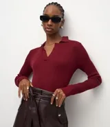 Blusa de manga larga con textura acanalada, cuello polo y escote en V. Confeccionada en tejido de viscosa y poliamida, presenta un corte regular que se ajusta de forma anatómica al cuerpo.