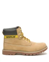 Bota Caterpillar modelo Colorado 2.0 de color tostado, confeccionada en cuero nubuck. Presenta cuello acolchado negro con detalles en amarillo con la inscripción de la marca, ojetes metálicos dorados, cordones bicolor y suela de goma tractorada.