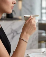 Pulsera de plata 925 con baño dorado y eslabones decorados con circonias brillantes.