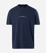 Remera de algodón azul marino con cuello redondo y mangas cortas. Presenta un diseño con estampa minimalista en el frente y una gran ilustración artística del skyline de Nueva York con la frase 'Connected by Movement' en la espalda.
