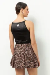 Body gris oscuro de satén con breteles finos y escote cuadrado.