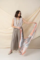 Musculosa color gris claro, sin mangas y con cuello redondo.