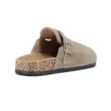 Zueco de gamuza color taupe con una tira ajustable mediante hebilla metálica. Presenta una plantilla con base de corcho y suela de goma negra.
