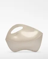 Bolso de mano de la marca Renacer Lab, color beige brillante, con un compartimento principal, cierre magnético y asa de mano. El logo de la marca está grabado en el frente.