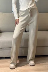 Pantalón tipo palazzo de tejido de punto, color gris melange, con cintura elástica ajustable mediante cordón y detalle de franjas laterales acanaladas.