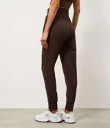 Pantalón jogger deportivo Get Over de color marrón, con cintura elástica ajustable con cordón, bolsillos laterales y puños elásticos en los tobillos.