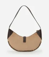 Cartera tipo baguette de diseño curvo, confeccionada en gamuza sintética color beige con detalles en cuero marrón oscuro. Presenta costuras decorativas en los bordes, una correa ajustable y cierre frontal con hebilla metálica dorada.