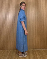 Vestido midi marrón con textura sutil, cuello alto fruncido, cierre frontal con botones y mangas cortas abullonadas con elástico.