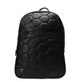 Mochila Tiffosi de cuero sintético negro con diseño acolchado en patrón hexagonal similar a un balón de fútbol. Cuenta con cierre principal y bolsillo frontal con cierre horizontal.