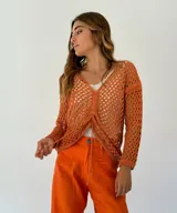Top tejido de punto calado color naranja, con escote en V y mangas largas.