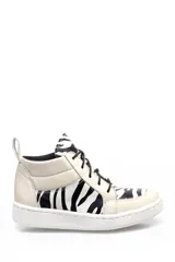 Zapatillas deportivas de caña media color beige con estampado animal print de cebra en blanco y negro.