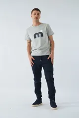 Pantalón de felpa gris para hombre con logo estampado y en goma, bolsillos con cierre, cierres en los tobillos, cintura ajustable y puños.