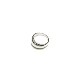 Anillo plateado ovalado de acero quirúrgico.