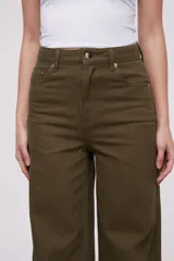 Pantalón de jean blanco, de corte ancho y tiro alto.