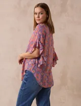 Blusa de gasa estampada marca Ruby Rd, con cuello a la base, abertura central con botones y mangas cortas amplias con volados.
