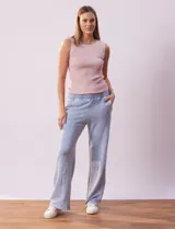Pantalón jogger wide leg color celeste, marca Ninety. Con pretina ancha elastizada y bolsillos delanteros.