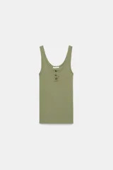 Musculosa de canalé color verde militar, con escote redondo y cierre frontal parcial con tres botones.