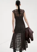 Vestido largo de encaje con diseño entallado, cuello redondo y forro interior.