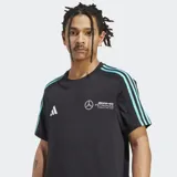 Remera negra de algodón con cuello redondo y mangas cortas. Presenta el logo de Adidas en blanco y el logo de Mercedes - AMG Petronas Formula One Team en blanco y celeste en el pecho. Tiene tres rayas celestes en los hombros.